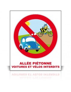 Allée piétonne, voitures et...